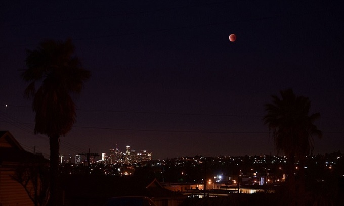 Siêu trăng, trăng máu, trăng xanh hội tụ chiếu sáng bầu trời thế giới